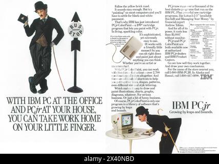 1984 IBM PC e IBM PC jr. Annuncio personal computer con Charlie Chaplin alla fermata dell'autobus e da un computer Foto Stock