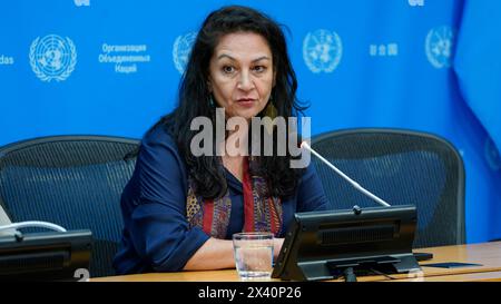 New York, Stati Uniti. 29 aprile 2024. Reena Ghelani, Coordinatrice della risposta El Niño/la Niña, Comitato permanente interagenzia (IASC), informa i giornalisti sull'impatto umanitario di El Niño presso la sede delle Nazioni Unite il 29 aprile 2024 a New York. I rappresentanti dell'organizzazione hanno delineato una crisi a cascata nel Sud Sudan e nella regione, in quanto gli effetti imminenti di El Ninio avranno un impatto sulle colture già colpite dalla siccità, con conseguenti tasse elevate nella maggior parte del Sud Africa. (Foto di John Lamparski/Sipa USA) credito: SIPA USA/Alamy Live News Foto Stock