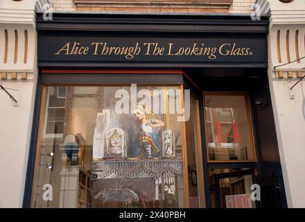 Alice Through the Looking Glass, Book Shop, Cecil Court, City of Westminster, Londra, REGNO UNITO Foto Stock