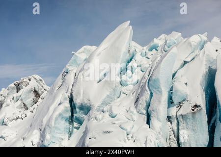 Formazioni di ghiaccio blu al ghiacciaio Knik in Alaska; Alaska, Stati Uniti d'America Foto Stock