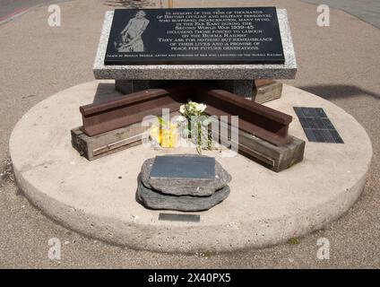 Monumento commemorativo per coloro che hanno sofferto e sono morti come prigionieri in Estremo Oriente, Camden High Street, Camden, Londra, Regno Unito - immagine di Ronald Searle che era al Foto Stock