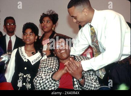 Austin Texas USA, 1993: L'ex senatrice e deputata dello stato del Texas Barbara Jordan, nota per le sue crescenti capacità vocali e oratorie, accoglie gli studenti universitari neri dopo aver tenuto un discorso alla LBJ Presidential Library. L'influente politico in pensione fu il primo afroamericano eletto al Senato del Texas dall'era della ricostruzione post-guerra civile. ©Bob Daemmrich Foto Stock