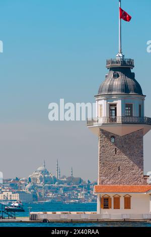 Kiz Kulesi o Torre della Fanciulla con la Moschea Suleymaniye in foto verticale. Visita la foto verticale di sfondo di Istanbul. Foto Stock