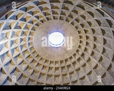 Dettagli interni di un soffitto a cupola decorativo e lucernario rotondo; Roma, Italia Foto Stock