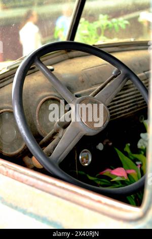 Volante che guarda attraverso il finestrino del veicolo Chevrolet d'epoca Foto Stock