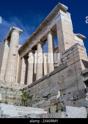 Antica architettura presso l'Acropoli di Atene in Grecia. L'Acropoli di Atene è un'antica cittadella situata su un affioramento roccioso sopra la città ... Foto Stock