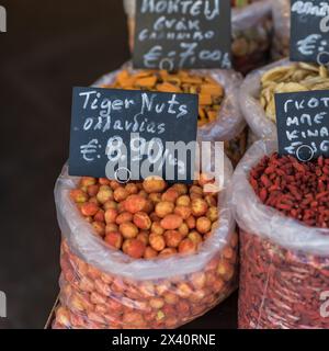 Varietà di frutta a guscio in vendita in un mercato in Grecia; Atene, Grecia Foto Stock