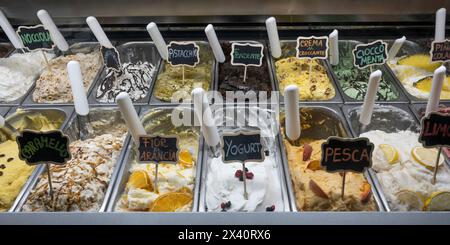 Varietà di gelato fresco in mostra; Sant'Antioco, Sud Sardegna, Italia Foto Stock