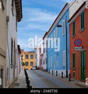 Edifici dai colori vivaci lungo una strada in un paese sulla punta settentrionale della Sardegna, sullo stretto di Bonifacio, in provincia di Sassari Foto Stock