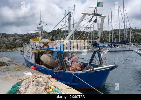 Imbarcazione da pesca ormeggiata al porto di Santa Teresa Gallura, cittadina sulla punta settentrionale della Sardegna, sullo stretto di Bonifacio, in provincia di SAS... Foto Stock