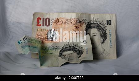 Le banconote inglesi non sono più in circolazione. Biglietto da dieci sterline e biglietto da cinque sterline. 10 sterline. 5 sterline. Preso nell'aprile 2024. Configurazione studio Foto Stock