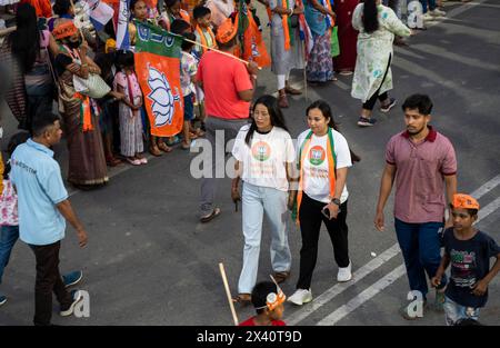 Guwahati, Assam, India il 29 aprile 2024. I sostenitori del Bharatiya Janata Party (BJP) arrivano per assistere a una roadshow del ministro degli interni dell'Unione Amit Shah, prima della terza fase delle elezioni generali, a Guwahati, Assam, India, il 29 aprile 2024. Crediti: David Talukdar/Alamy Live News Foto Stock