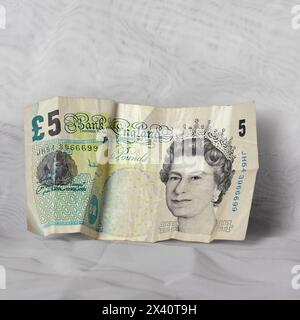 La banconota inglese non è più in circolazione. Biglietto da cinque sterline. £5.preso Aril 2024. Configurazione studio. Foto Stock