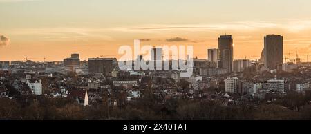 Schaerbeek, Bruxelles / Belgio - 12 03 2018: Vista panoramica dello skyline di Bruxelles al tramonto presa dalla chiesa cattolica di Santa Susanna Foto Stock