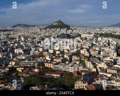 Vista dall'Acropoli che si affaccia sulla città di Atene con il colle di Licabetto in lontananza; Atene, Grecia Foto Stock