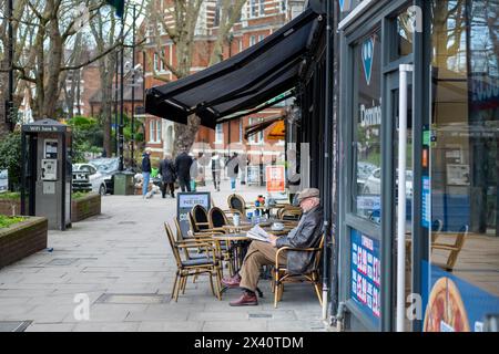 LONDRA - 30 MARZO 2024: West End Lane High Street a West Hampstead, NW6, Camden. Foto Stock