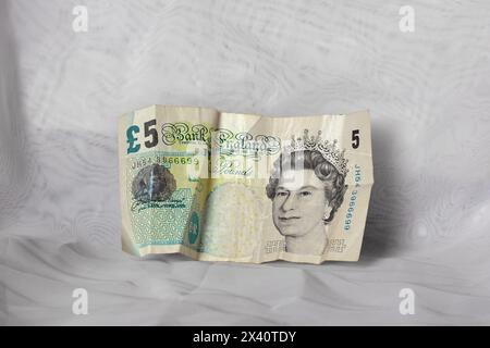 La banconota inglese non è più in circolazione. Biglietto da cinque sterline. £5.preso Aril 2024. Configurazione studio Foto Stock