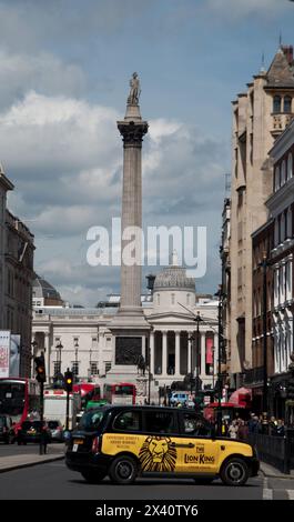 National Gallery, Nelson's Column, Trafalgar Square e Whitehall, City of Westminster, Londra, Regno Unito - zona molto trafficata con traffico e pedoni. Foto Stock