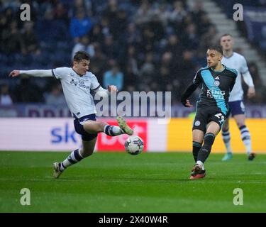 Preston, Regno Unito. 29 aprile 2024. Yunus Akgun di Leicester City passa la palla sotto pressione di Ryan Ledson di Preston North End durante il match per il titolo Sky Bet Preston North End vs Leicester City a Deepdale, Preston, Regno Unito, 29 aprile 2024 (foto di Steve Flynn/News Images) a Preston, Regno Unito, il 4/29/2024. (Foto di Steve Flynn/News Images/Sipa USA) credito: SIPA USA/Alamy Live News Foto Stock