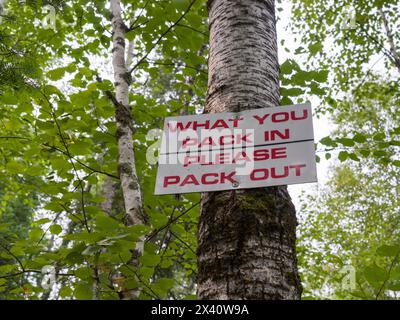 Cartello con la scritta "What you pack in, please pack out" presso un campeggio, Ontario, Canada Foto Stock