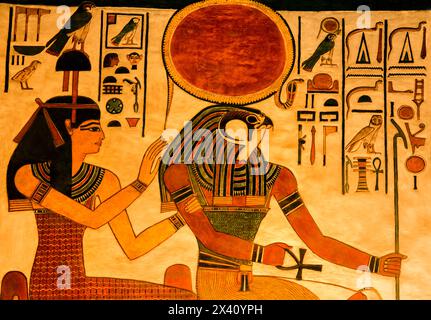 Opere d'arte all'interno della Tomba di Nefertari, Valle delle Regine, raffiguranti divinità egiziane in Egitto; Luxor, Egitto Foto Stock