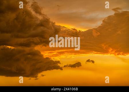 Le nuvole di un temporale di radura si illuminano di colore mentre il sole tramonta le illumina; Colorado, Stati Uniti d'America Foto Stock