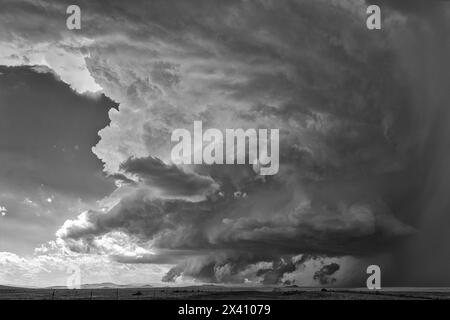 Nuvole drammatiche associate a un forte temporale supercell nel New Mexico occidentale. Immagine in bianco e nero di un primo piano della tempesta Foto Stock