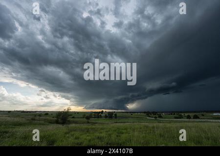 Incredibile nuvola di scaffali sui campi rurali del Texas. Questa è una nuvola associata a un forte temporale di supercell; Texas, Stati Uniti d'America Foto Stock