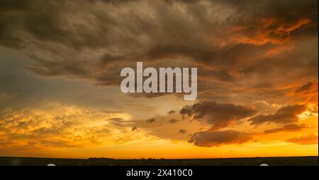 Le nuvole di un temporale di radura si illuminano di colore mentre il sole tramonta le illumina; Colorado, Stati Uniti d'America Foto Stock