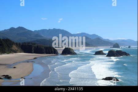 Vista dall'Ecola State Park Viewpoint che si affaccia su Crescent Beach e in lontananza Canon Beach con la sua famosa Haystack Rock - Oregon, Pacific North Foto Stock