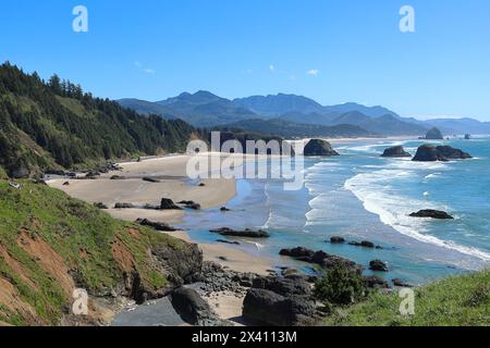 Vista dall'Ecola State Park Viewpoint che si affaccia su Crescent Beach e in lontananza Canon Beach con la sua famosa Haystack Rock - Oregon, Pacific North Foto Stock