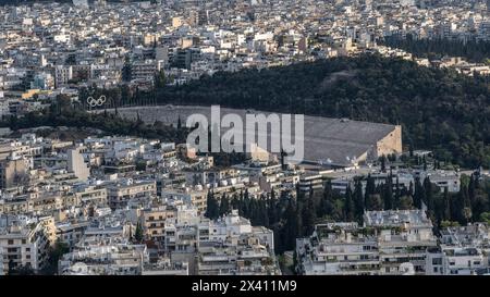 Vista dal Colle Licabetto, il punto più alto nel centro di Atene, con lo Stadio Panatenaico al centro; Atene, Grecia Foto Stock