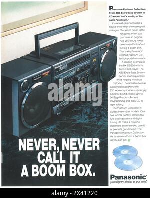 1989 sistema stereo portatile Panasonic RX-DS650 con asta portamicrofono XBS Extra Bass e lettore CD integrato Foto Stock