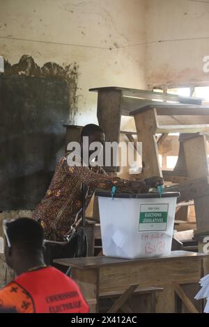 Lomé, Togo. 29 aprile 2024. Un uomo getta il suo voto in una stazione elettorale a Lomé, Togo, il 29 aprile 2024. Il Togo ha dato il via alle elezioni legislative lunedì, con oltre 2.300 candidati in lizza per 113 seggi dell'Assemblea nazionale, oltre alle sue prime elezioni regionali in assoluto. Crediti: Koffi Tovor/Xinhua/Alamy Live News Foto Stock