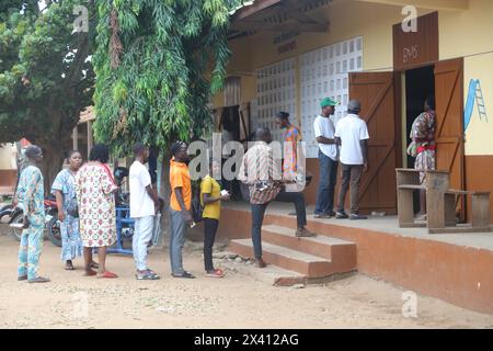 Lomé, Togo. 29 aprile 2024. Le persone si allineano per votare in un posto elettorale a Lomé, Togo, il 29 aprile 2024. Il Togo ha dato il via alle elezioni legislative lunedì, con oltre 2.300 candidati in lizza per 113 seggi dell'Assemblea nazionale, oltre alle sue prime elezioni regionali in assoluto. Crediti: Koffi Tovor/Xinhua/Alamy Live News Foto Stock