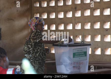 Lomé, Togo. 29 aprile 2024. Una donna getta il suo voto in un seggio elettorale a Lomé, Togo, il 29 aprile 2024. Il Togo ha dato il via alle elezioni legislative lunedì, con oltre 2.300 candidati in lizza per 113 seggi dell'Assemblea nazionale, oltre alle sue prime elezioni regionali in assoluto. Crediti: Koffi Tovor/Xinhua/Alamy Live News Foto Stock