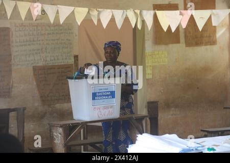 Lomé, Togo. 29 aprile 2024. Una donna getta il suo voto in un seggio elettorale a Lomé, Togo, il 29 aprile 2024. Il Togo ha dato il via alle elezioni legislative lunedì, con oltre 2.300 candidati in lizza per 113 seggi dell'Assemblea nazionale, oltre alle sue prime elezioni regionali in assoluto. Crediti: Koffi Tovor/Xinhua/Alamy Live News Foto Stock