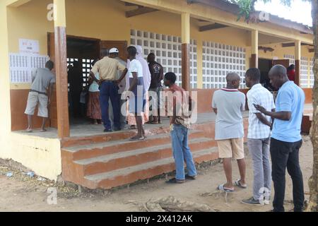 Lomé, Togo. 29 aprile 2024. Le persone si allineano per votare in un posto elettorale a Lomé, Togo, il 29 aprile 2024. Il Togo ha dato il via alle elezioni legislative lunedì, con oltre 2.300 candidati in lizza per 113 seggi dell'Assemblea nazionale, oltre alle sue prime elezioni regionali in assoluto. Crediti: Koffi Tovor/Xinhua/Alamy Live News Foto Stock