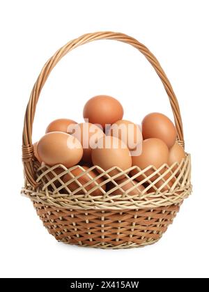 Uova di pollo in cestello di vimini isolato su bianco Foto Stock