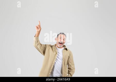 Uomo che indossa una giacca Tan e una camicia bianca Foto Stock
