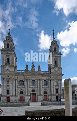 Lugo, Spagna - 29 aprile 2024: Un luogo di incontro spirituale nel cuore di Lugo. Cattedrale di Lugo Foto Stock