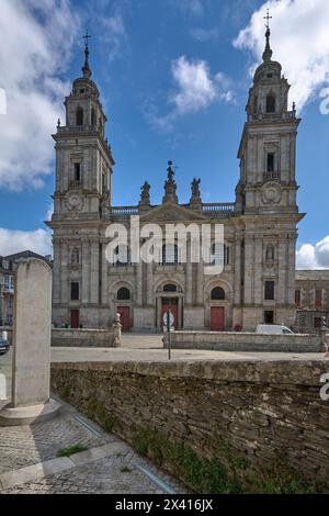 Lugo, Spagna - 29 aprile 2024: La pala d'altare principale, opera di Cornelis de Holanda. Cattedrale di Lugo Foto Stock