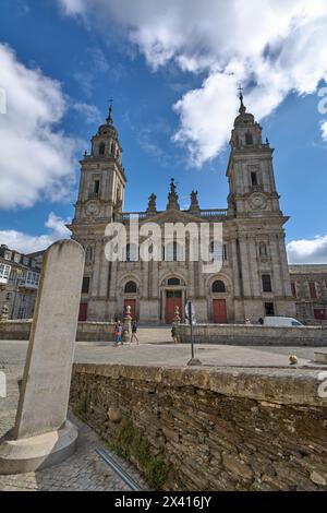 Lugo, Spagna - 29 aprile 2024: La facciata neoclassica e le cappelle absidali in pietra. Cattedrale di Lugo Foto Stock