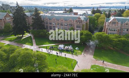 Gli studenti dell'Università di Washington iniziano l'accampamento sul quadruplo universitario a sostegno della Palestina Foto Stock