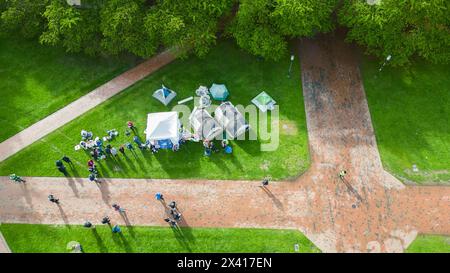 Gli studenti dell'Università di Washington iniziano l'accampamento sul quadruplo universitario a sostegno della Palestina Foto Stock