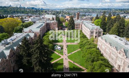 Gli studenti dell'Università di Washington iniziano l'accampamento sul quadruplo universitario a sostegno della Palestina Foto Stock