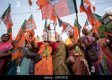 29 aprile 2024: Sostenitori del Bharatiya Janata Party (BJP) che ballano mentre arrivano per assistere a un roadshow del ministro degli interni dell'Unione Amit Shah, in vista della terza fase delle elezioni generali, a Guwahati, Assam, India, il 29 aprile 2024. (Immagine di credito: © David Talukdar/ZUMA Press Wire) SOLO PER USO EDITORIALE! Non per USO commerciale! Foto Stock