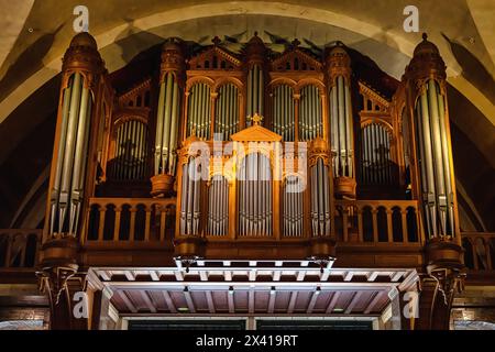 LOURDES, FRANCIA - 15 GIUGNO 2019: Vista interna del massiccio organo a canne all'interno della basilica del Rosario di Lourdes Foto Stock