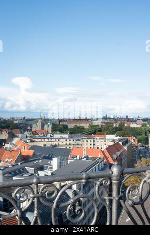 Vista dei tetti di Copenaghen, vista dalla torre rotonda. Soleggiato giorno d'estate Foto Stock