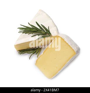 Pezzi di gustoso formaggio camembert e rosmarino isolati sul bianco, vista dall'alto Foto Stock